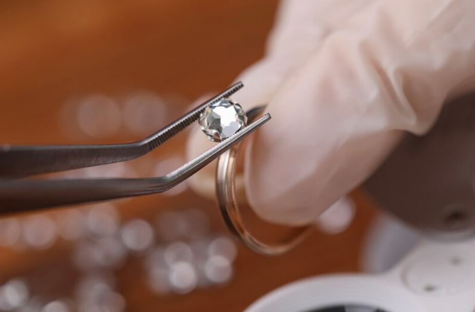How To Choose The Right Jeweler For You