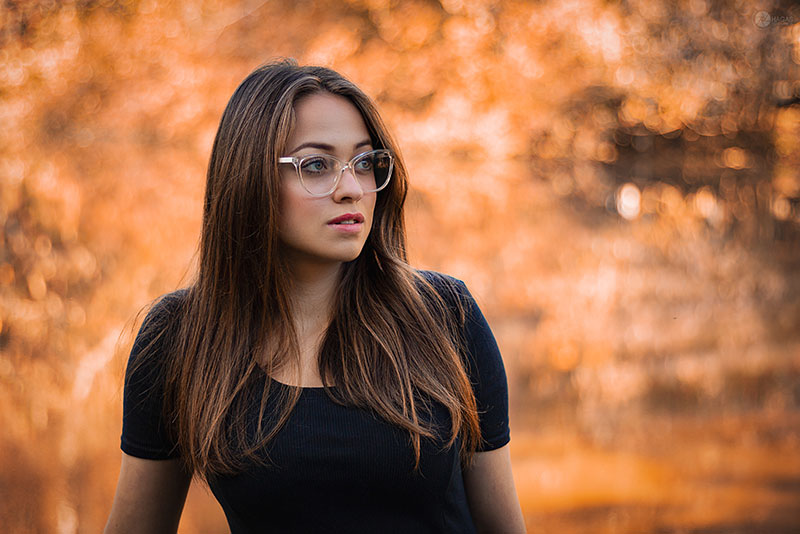 confidence-wearing-guess-eyeglasses